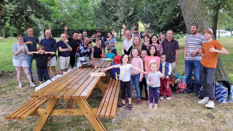 insertion sociale et culturelle : photo de groupe au pique nique