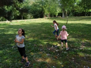 trois filles courant dans l'herbe