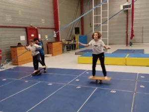 les enfants s'entraînent au cirque dans une salle de sport