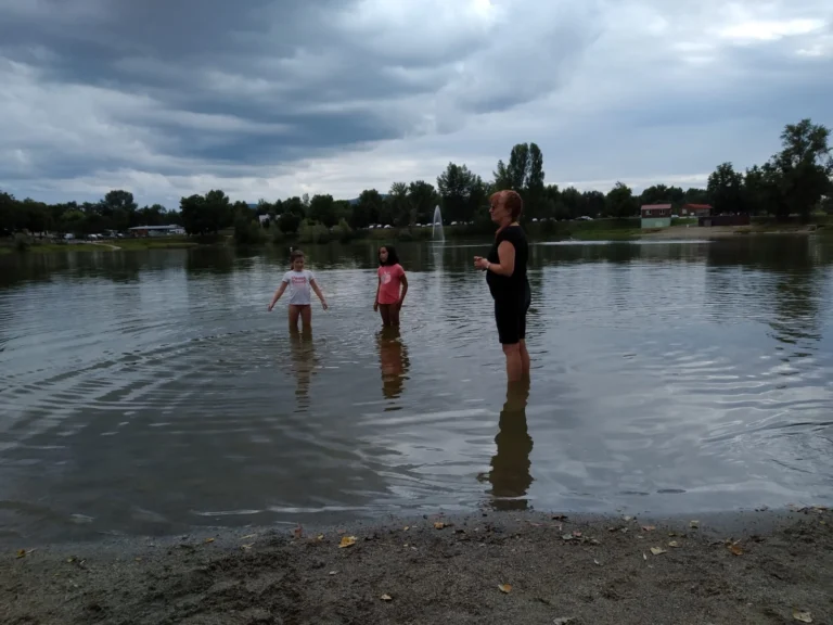 Enfants se baignant dans un lac