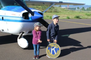 Kiwanis deux enfants devant un petit avion